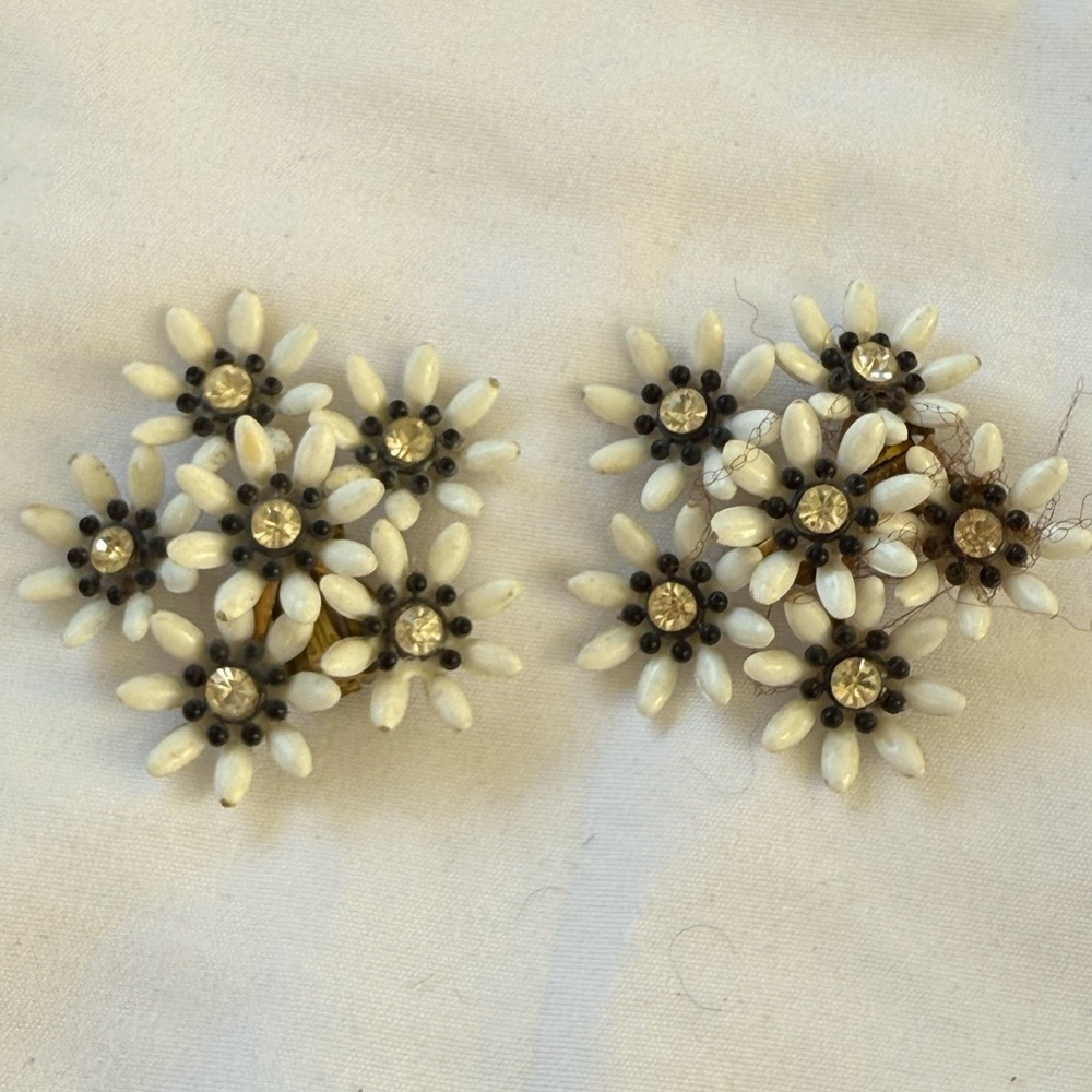 EARRINGS VINTAGE CLIP-ONS. FLOWER CLUSTERS. 1 1/2”. WHITE PETALS, BLACK CENTER